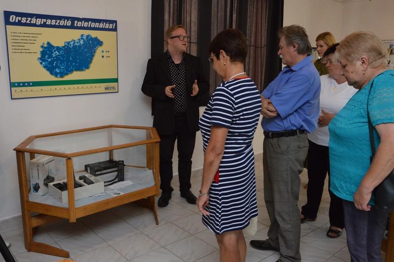 Képes Gábor tárlatvezetést tart Túrkevén. Fotó: Árvai Imre, Finta Múzeum