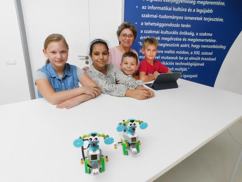 A vakvezető robotkutyát tervező csapat és Özvegy Judit tanítónő a Neumann Társaság WRO felkészülési pontnak is helyet adó múzeumában / NJSZT ITK, 2019.