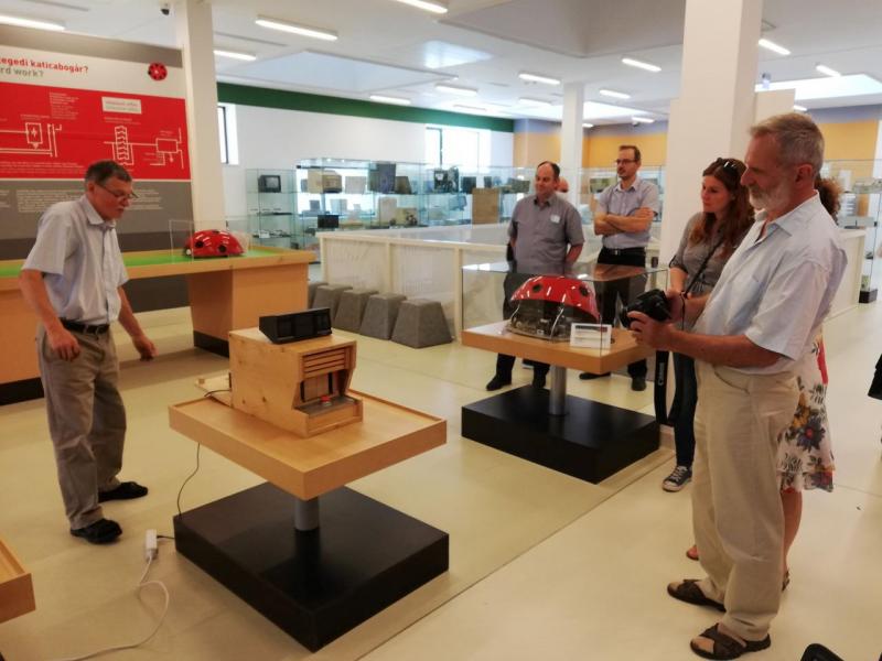 dr. Bohus Mihály bemutatja a Haszontalan gépet