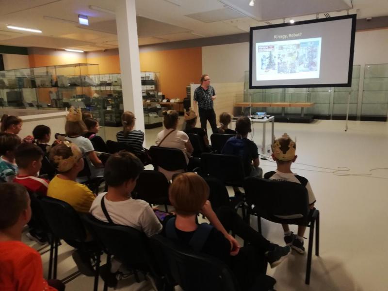 Képes Gábor író, informatikatörténész, a Neumann Társaság főmunkatársa előadást tart a robotika történetéről. NJSZT ITK, Kutatók Éjszakája, 2019.
