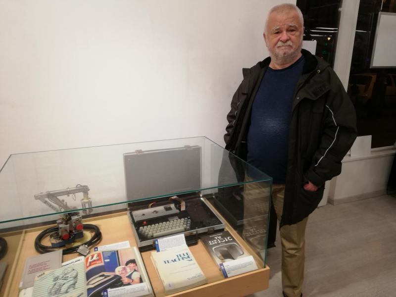 Rétallér István és TRS-80 klónja az NJSZT50 vándorkiállításon, Budapesten. Fotó: Képes Gábor, NJSZT