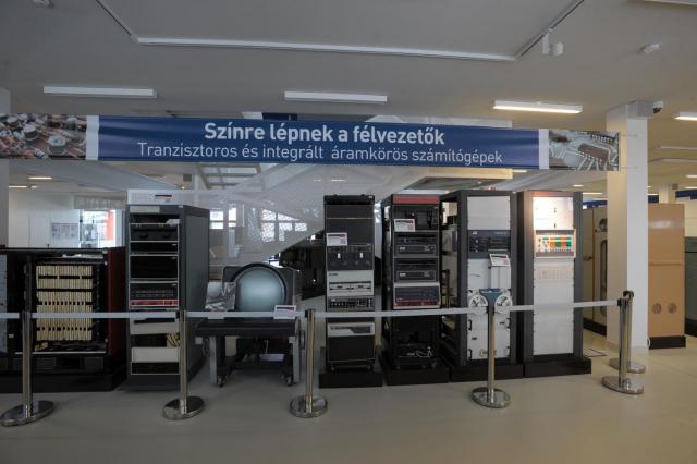 Félvezetős számítógépek az NJSZT ITK-ban.
