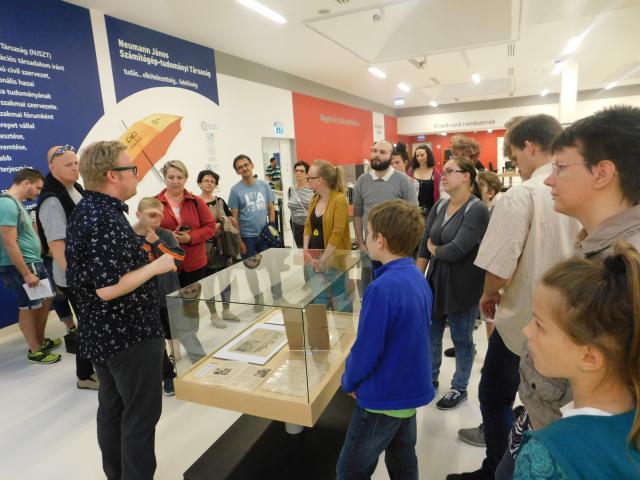 Képes Gábor, az NJSZT főmunkatársa, a Győző győzött című időszaki kiállítás rendezője