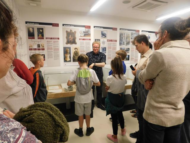 Képes Gábor, az NJSZT főmunkatársa tárlatvezetést tart az NJSZT ITK Neumann János emlékszobájában