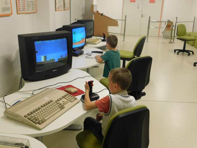 Gyerekek játszanak az NJSZT ITK interaktív videojáték kabinetjében