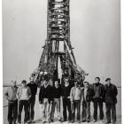 Magyarok a bajkonuri indító állvány előtt.